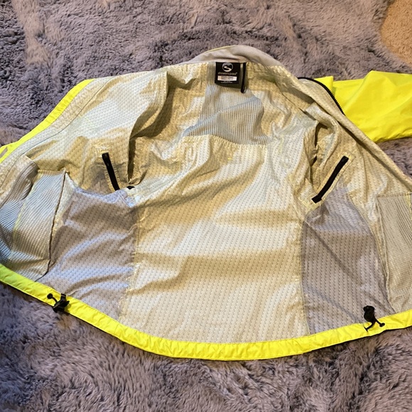 Showers Pass High Visibility Rain Cycling Jacket - Picture 12 of 16